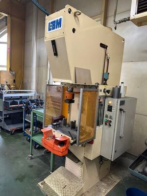 une machine qui se trouve dans une pièce avec de nombreux outils