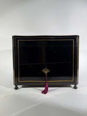 Cave à liqueur en poirier noirçi à décor de filets en laiton…