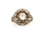 gros plan d'une bague en diamant sur fond blanc