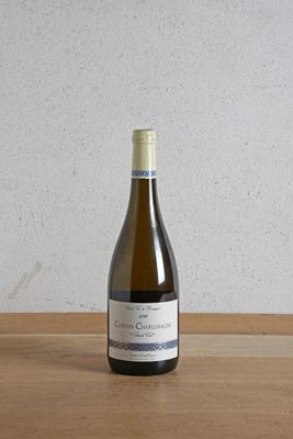 une bouteille de vin posée sur une table à côté d'une bouteille de vin