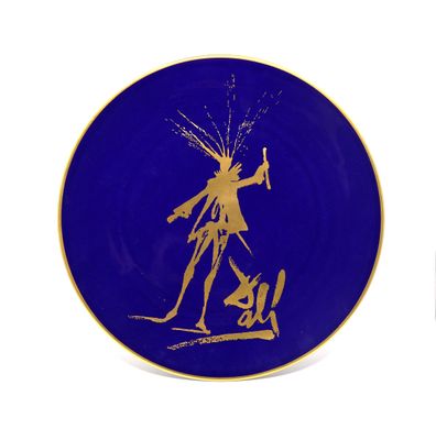 une assiette bleue sur laquelle est représenté un homme et un chien