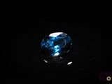 gros plan d'un diamant bleu sur une surface noire