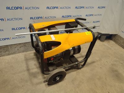 une machine jaune et noire posée sur un sol en béton