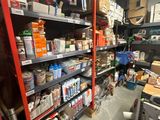 une pièce avec beaucoup d'objets sur les étagères