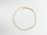 un bracelet en chaîne d'or orné d'une petite breloque en forme de cœur