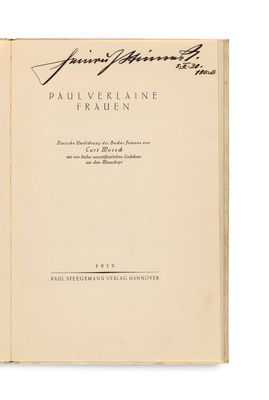 un livre ouvert sur lequel on distingue une écriture manuscrite, accompagné d'une image en noir et blanc