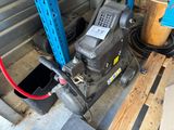 une machine posée sur une palette dans un garage