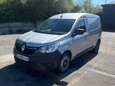 une camionnette argentée garée dans un parking