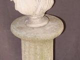 une statue représentant une femme assise sur un socle