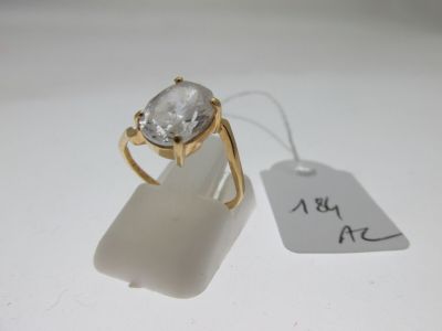 une image représentant une bague en or sertie d'une pierre blanche