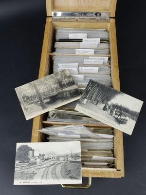 une vieille photo représentant une boîte en bois remplie de vieilles photos