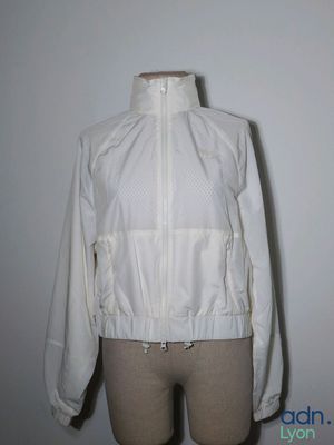the white jacket is on a mannequin mannequin mannequin mannequin mannequin mannequin mannequin mannequin manne