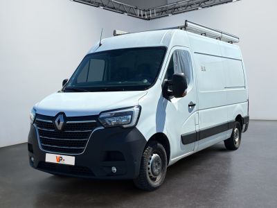 La camionnette blanche est garée dans une grande pièce blanche.