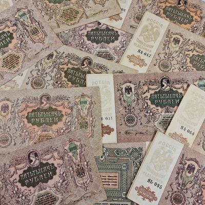 une pile de vieux billets posée sur une table