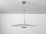 une image représentant une lumière blanche suspendue au plafond d'une pièce