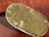 une vieille valise abandonnée par terre