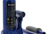 une bouteille bleue munie d'une pompe, à côté d'un tuyau