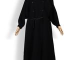 un manteau noir sur un mannequin sur fond blanc