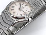 une montre en argent ornée de chiffres romains