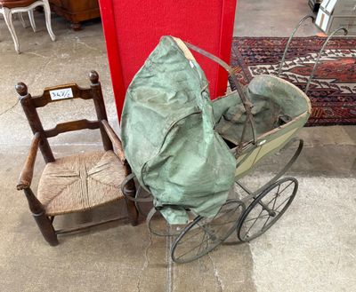 une poussette et une chaise dans une pièce
