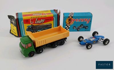 un camion miniature et une voiture miniature l'un à côté de l'autre