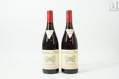 deux bouteilles de vin rouge posées l'une à côté de l'autre sur une surface blanche
