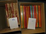 deux cartons contenant des livres et portant des numéros