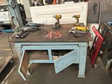 un établi avec des outils dans un garage