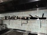de nombreuses casseroles et poêles sur l'étagère de la cuisine