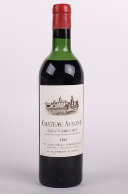 la bouteille de vin rouge est posée sur la table