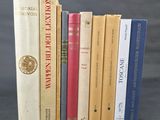 plusieurs livres sont alignés sur une surface grise