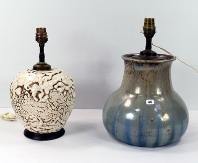 deux vases posés l'un à côté de l'autre sur une table