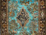 un tapis bleu et marron orné d'un motif en médaillon