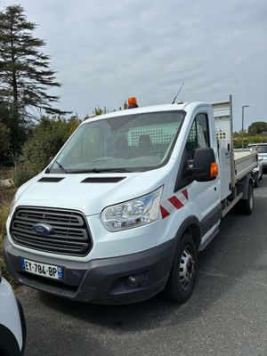 un camion blanc garé sur le bord de la route