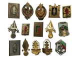 un grand nombre de badges sur une surface blanche