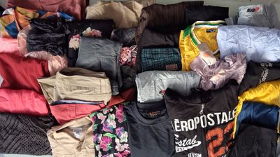 une pile de vêtements posée sur un lit