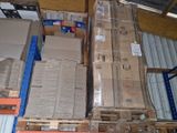 des cartons et des palettes empilés sur des palettes dans un entrepôt