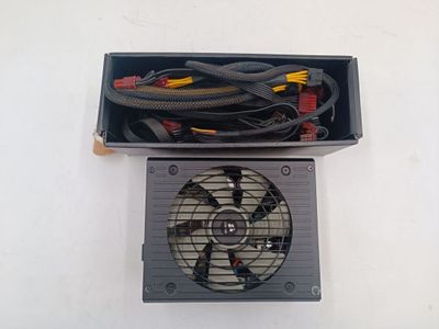 une boîte contenant un ventilateur et des fils