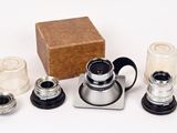 quatre types de théières différents et une boîte posés sur une surface blanche