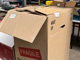 une boîte en carton posée sur un carton dans un entrepôt