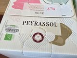 une boîte de vin posée sur une table à côté d'une bouteille de vin