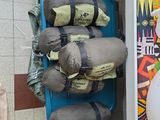 des toilettes avec un tas de sacs posés sur le réservoir