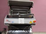 une machine posée sur une table