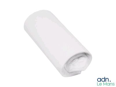 un gros plan d'un tube en plastique blanc sur fond blanc