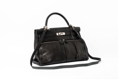 sac à main en cuir noir sur fond blanc, avec une zone de découpe pour le texte