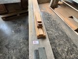 plusieurs morceaux de bois sont posés sur une table dans une pièce