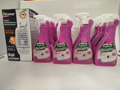 six flacons de produit anti-punaises de lit sur une étagère, à côté d'une boîte de produit anti-punaises de lit