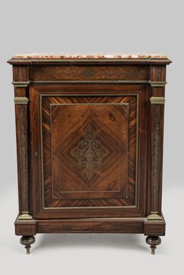 une vieille armoire en bois avec un plateau en marbre, montée sur roulettes
