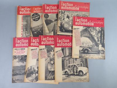 Plusieurs brochures d'anciennes voitures sont empilées les unes sur les autres