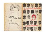 un vieux livre sur lequel est dessiné le visage d'une femme